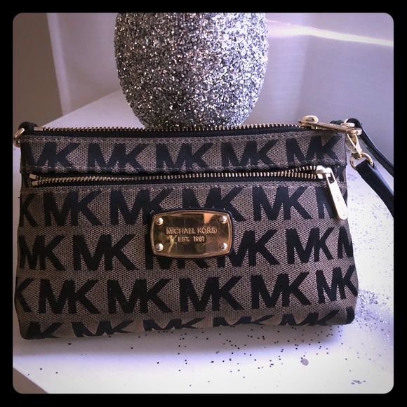 Michael Kors Handbags - Michael Kors wrist bag